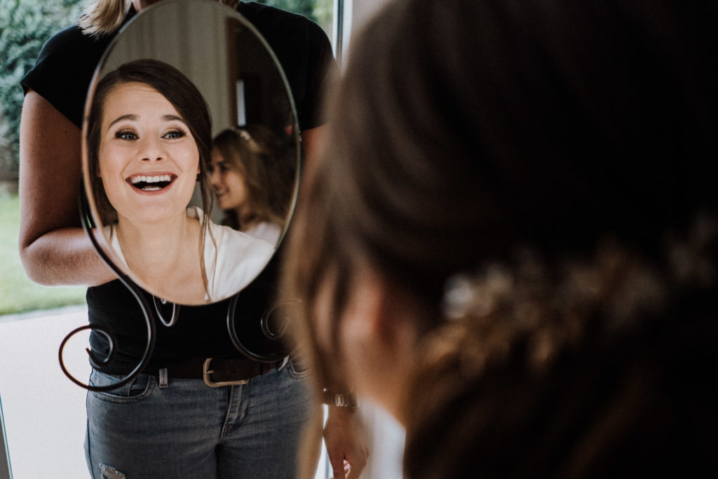 getting ready braut sieht sich im spiegel und freut sich in bielefeld