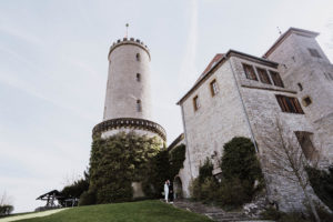 Hochzeit an der Sparrenburg Brautpaar vor Burg