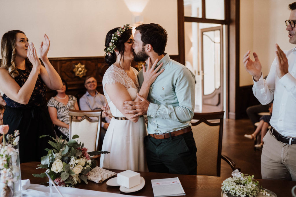 Brautpaar Kuss in der Villa Meyer