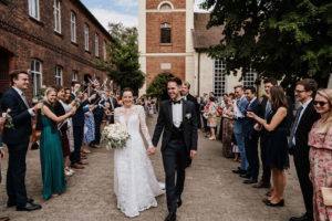 Auszug draußen nach Hochzeit in Kirche