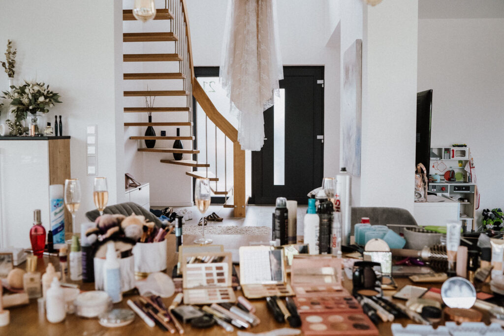 Getting Ready Tisch mit Schminke und Kleid im HIntergrund