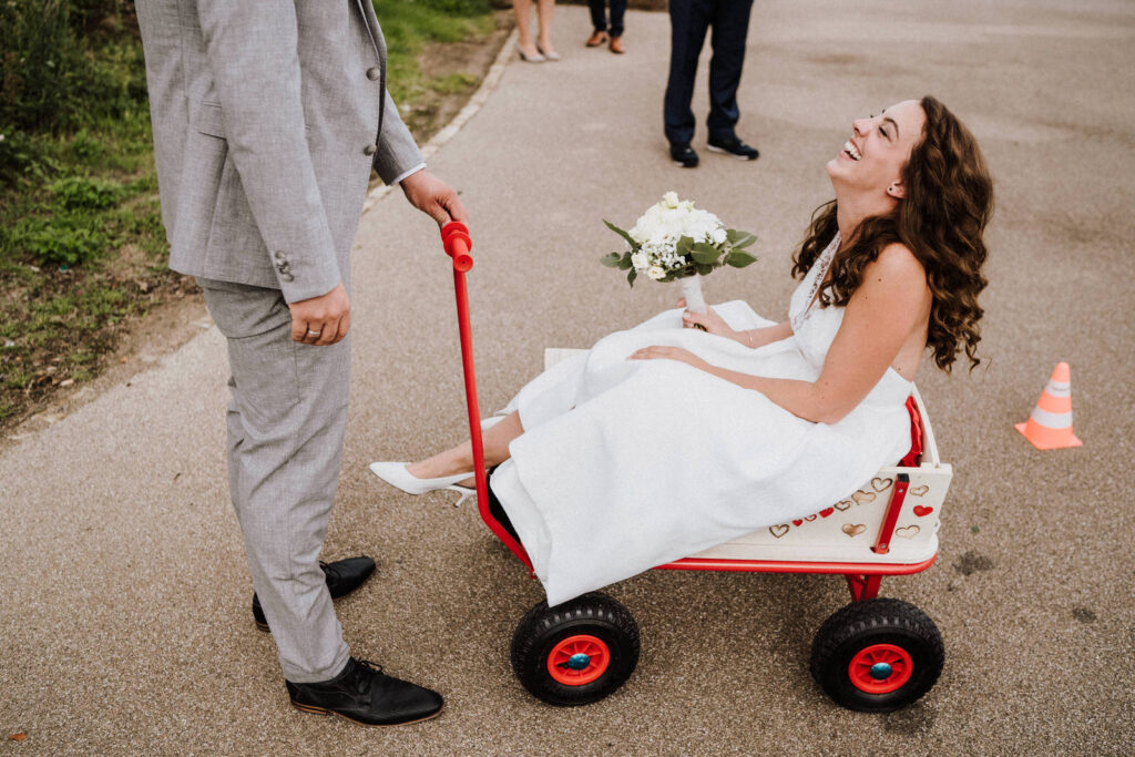 Hochzeit-Porta-Braut-im-Bollerwagen