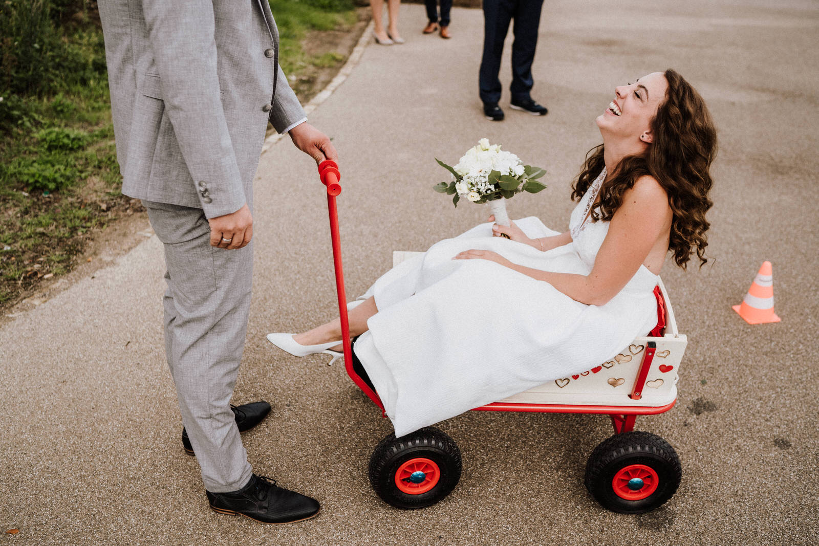 Hochzeit-Porta-Braut-im-Bollerwagen