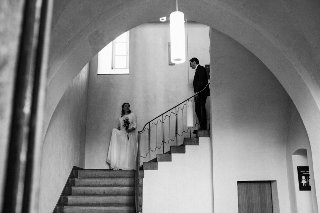 hochzeitspaar geht treppe in sparrenburg runter